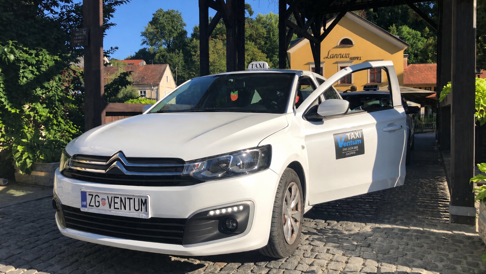 Bijeli Ventum Taxi Samobor automobil