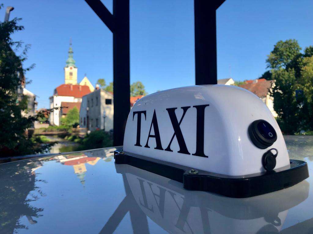 Taxi oznaka na vozilu u Samoboru